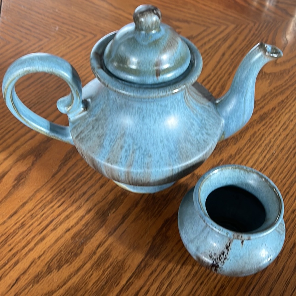 Vintage Blue Mountain pottery Teapot and sugar